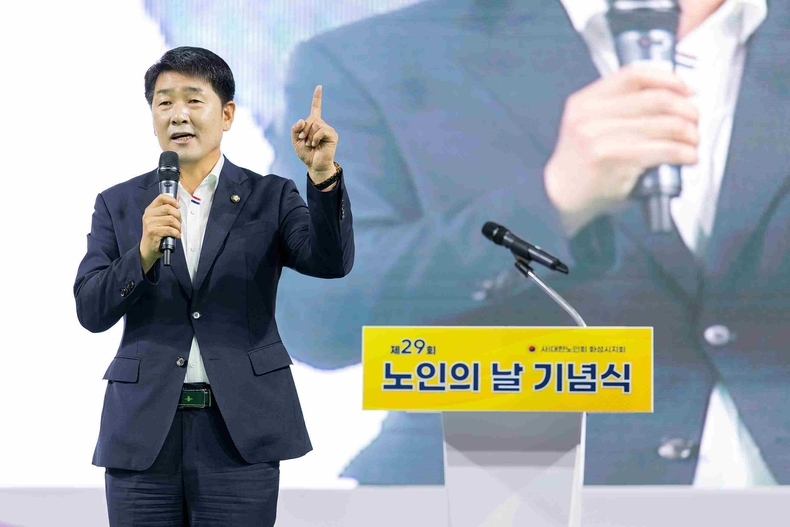 배정수 화성시의회 의장이 기념식에 참석해 축사를 하고 있다.