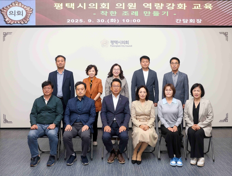 강정구 평택시의회 의장이 한식의 불모지인 동유럽에서 국위선양하고 있는 평택시민 허태양씨에게 표창장을 수여했다.