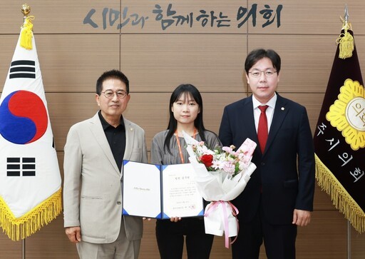 경기 광주시의회가 9월 칭찬공무원으로 도시개발과 도시개발팀의 주무관을 선정해 의장실에서 증서를 수여했다.