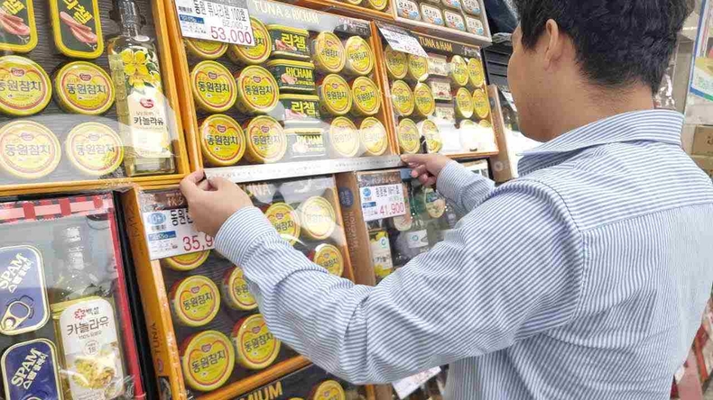 화성특례시 관계자가 추석을 앞두고 과대포장 점검을 하고 있다.