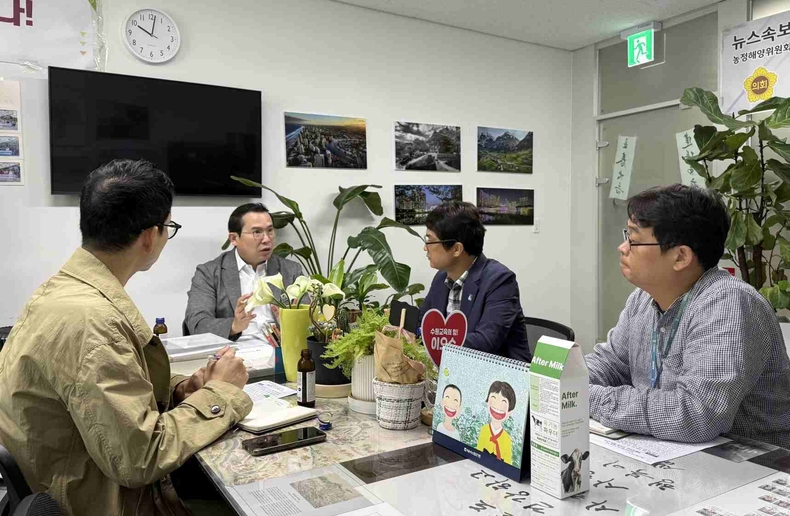 이오수 경기도의회 농정해양위원회 의원이 1일 경기도의회 의원실에서 광교신도시 개발이익금의 합리적이고 투명한 활용 방안을 논의하기 위해 수원특례시 도시개발국 도시개발과 관계자들과 간담회를 가졌다.