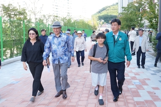 광주시가 노후화된 투수콘을 보도블록으로 전면 교체하는 공사를 완료했다.