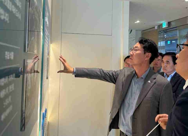 정명근 화성특례시장이 1일 경부직선화 상부공원 현장 상황실을 찾아 공사 진행상황을 점검하고 있다.
