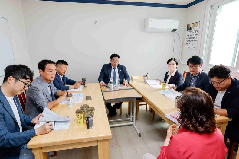 화성특례시의회 도시건설위원회 위원들이 복지시설을 방문해 기관현황을 청취하고 있다.