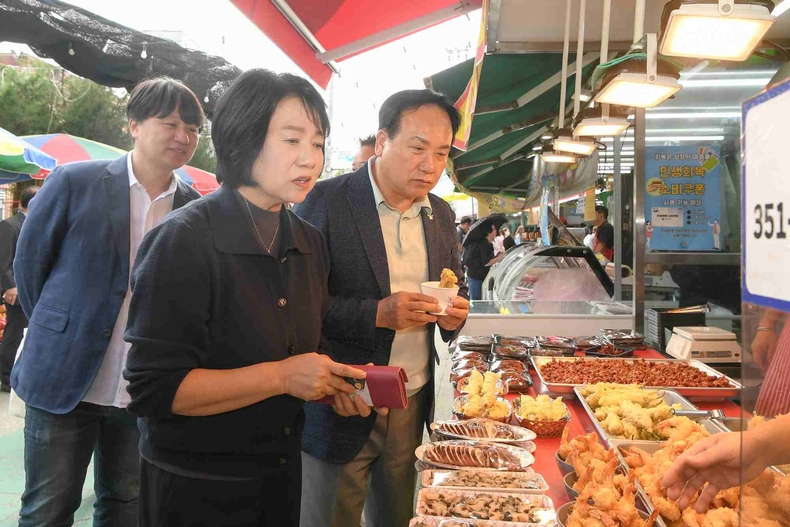 이권재 시장이 오색시장에서 민족 고유 명절 추석을 앞두고 전통시장 장보기 행사를 열고, 명절 물가 상황을 직접 확인하며 상인들을 격려했다.