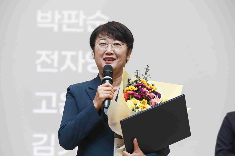 고은정 경기도의회 경제노동위원회 위원장이 1일 국회 의원회관 대회의실에서 열린‘제3회 양성평등정책대상’시상식에서 수상의 영예를 안았다.
