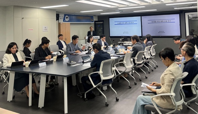 광명시가 인공지능(AI) 기술을 시정 전반에 도입해 행정 혁신과 미래 경쟁력 확보를 도모한다. 시는 국민주권정부 최우선 국정과제인 ‘AI 3대 강국 도약’에 발맞춰 2026년부터 2028년까지 3개년 ‘AI 광명 추진 계획’을 수립한다.