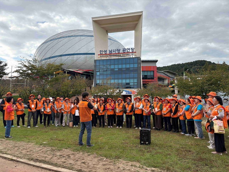 안성시자원봉사센터가 2025 안성맞춤 남사당 바우덕이 축제에서 자원봉사자를 모집 및 배치해 성공적인 축제 운영을 지원한다.