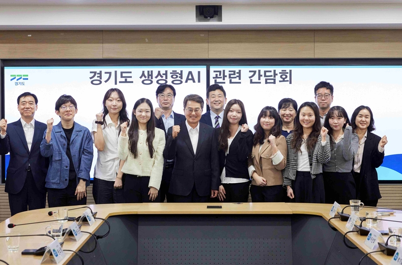 김동연 경기도지사는 사이버 외교사절단 반크와 협력해 생성형 AI가 만들어내는 경기도와 관련된 잘못된 정보를 찾아 바로잡는‘글로벌 AI 대사’를 양성하는 등 새로운 공공협력 방안에 대해 의견을 나눴다.