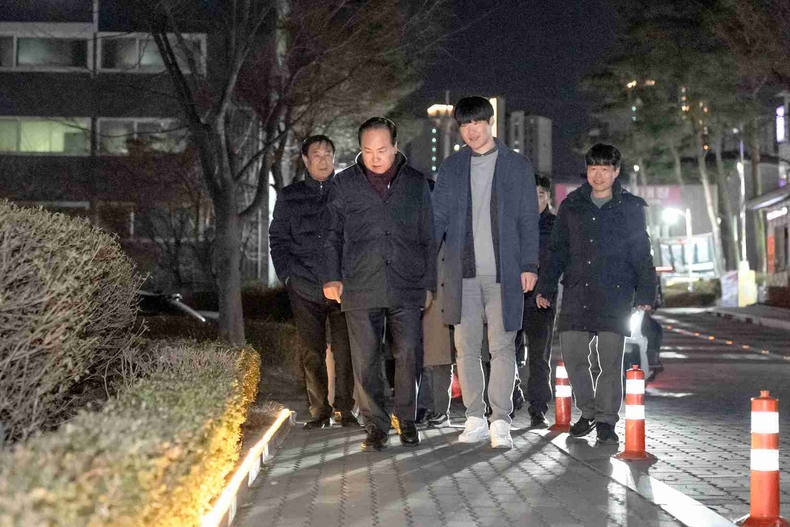 오산시 관내 아파트(공동주택) 단지들이 오색찬란한 빛으로 물들고 있다..
