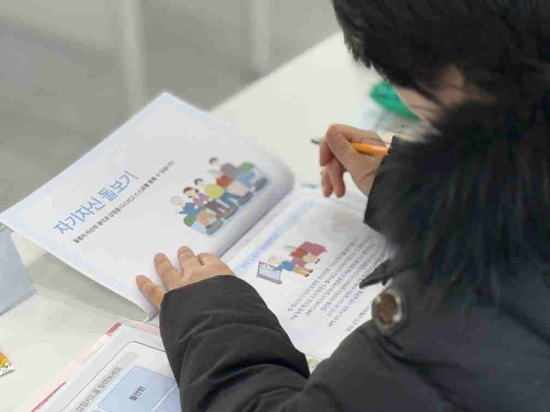 오산시보건소 치매안심센터가 오는 15일부터 치매환자 및 경도인지장애 진단 대상자의 가족과 보호자를 대상으로 제3기 가족교실 ‘가치돌봄’ 프로그램을 운영한다.