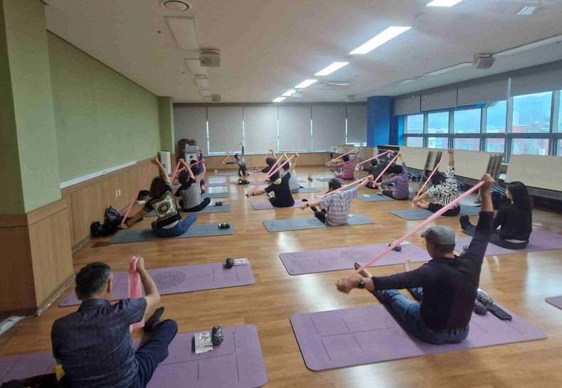 평택시 송탄보건소가 관절 질환 및 통증이 있는 평택시민을 대상으로 지난 13일부터 오는 12월8일까지 매주 월요일(오전 10~11시) 총 9회에 걸쳐 송탄보건소 3층 교육실에서 ‘굿바이 관절 통증 운동 교실’을 운영 중이다.