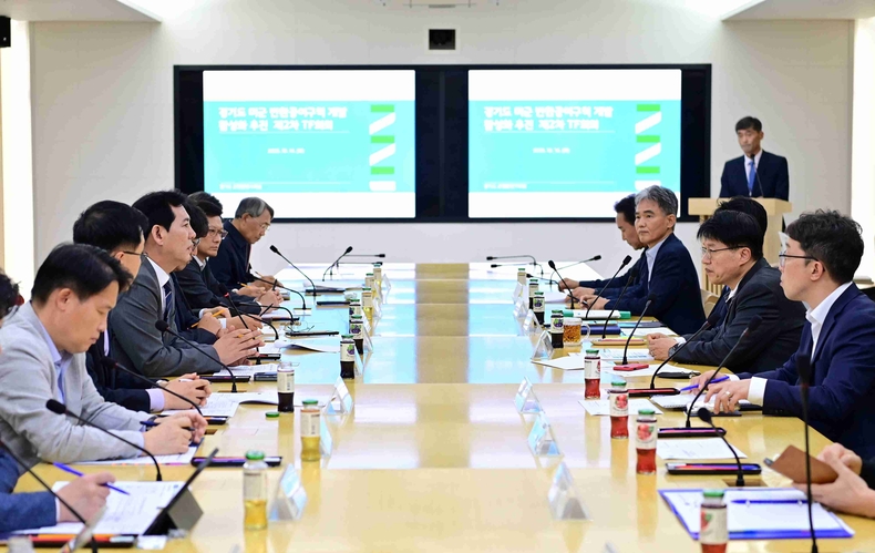 경기도가 겨이기도도북부청사에서 ‘경기도 미군 반환공여구역 개발 활성화 추진 전담조직(TF) 제2차 회의’를 열고 실행 계획을 점검했다.