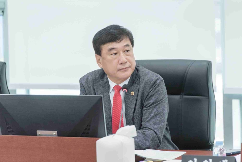 이택수 경기도의회 의원이 올해 경기도교육청의 재정수입이 7000억원 이상 감소한데 따른 대응책으로 2년간 약 1조원의 통합재정안정화기금을 교육재정으로 전용하기로 한데 대해 장애인 연계고용을 통해 의무고용부담금과 전기요금 등 예산낭비를 줄이는 일부터 착수해야 한다고 촉구했다.