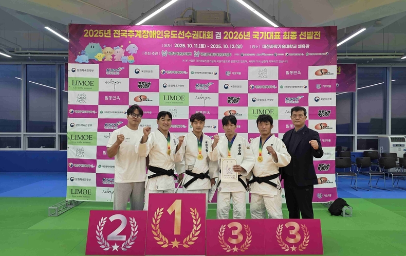 왼쪽부터 이정민 플레잉코치(부상으로 미출전), 정종욱 선수, 이민재 선수, 김현빈 선수, 이민우 선수, 원유신 감독.