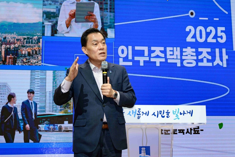이재준 수원시장이 15일 시청 대강당에서 열린 인구주택총조사 조사원 교육에서 인사말을 하고 있다..