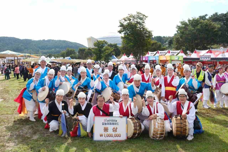 안성 바우덕이 축제에서 ‘하나의 공간’이 눈길을 사로잡았다. 마을 주민들이 직접 꾸리고 채운 마을공동체 홍보 부스가 축제장을 찾은 이들에게 잔잔한 감동을 선사했다.