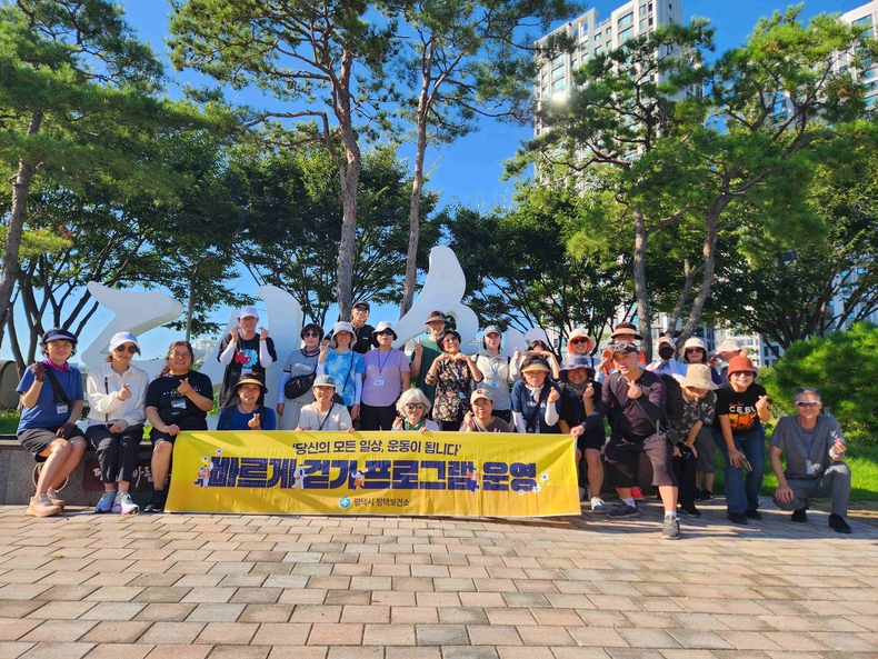 |평택시가 9월8일부터 5주간 통복천 걷기길과 바람길숲에서 ‘바르게 걷기 교육’을 운영하고, 신청자 35명을 대상으로 올바른 걷기 자세 및 생활 속 건강 실천 방법을 교육했다.
