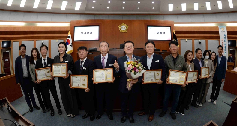 오산시의회가 16일 의회 본회의장에서 ‘제37회 오산시민의 날’을 기념해 지역사회 발전에 기여한 시민 8명에게 의장 표창을 수여했다.