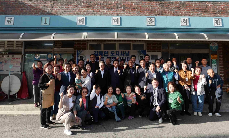 김동연 경기도지사가 햇빛소득 올리는 포천 RE100 최우수 마을에서 현판 제막식을 갖고 념촬영을 하고 있다.