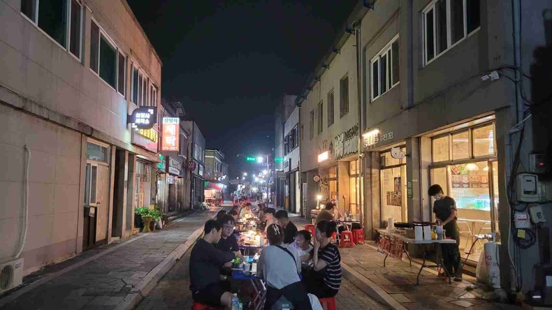 안성시가 바우덕이축제 기간 동안 원도심 장기로 74번길 일대에서 ‘6070 추억의 거리 골목식탁’행사를 운영하며 침체된 구도심 상권에 활력을 불어넣었다.