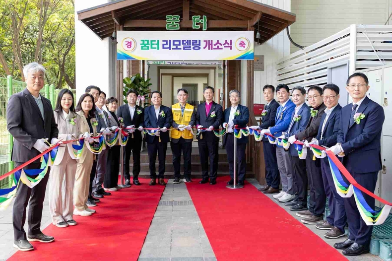 이재준 시장(왼쪽 8번째) 등 참석자들이 테이프를 자르고 있다.