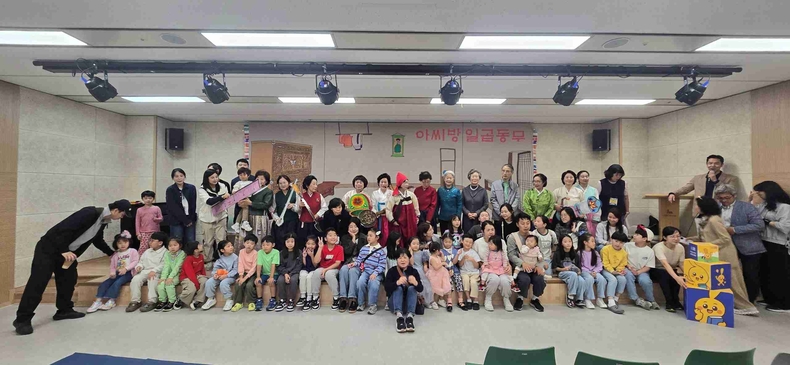경기도가 고양 아람누리 일대에서 열리는 고양생활문화축제와 연계한 독서 문화 진흥 행사를 열고 온 가족이 함께 즐길 수 있는 체험형 독서 프로그램을 진행했다.