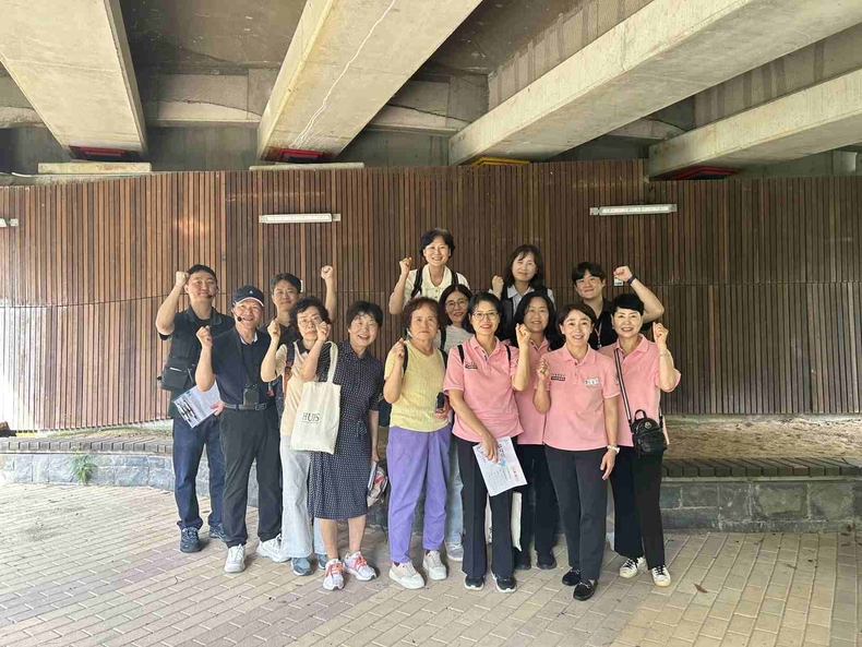 새빛 시설물 자율점검단이 영통구 광교1동 버들치2·3교를 점검하고 기념 사진을 촬영하고 있다.