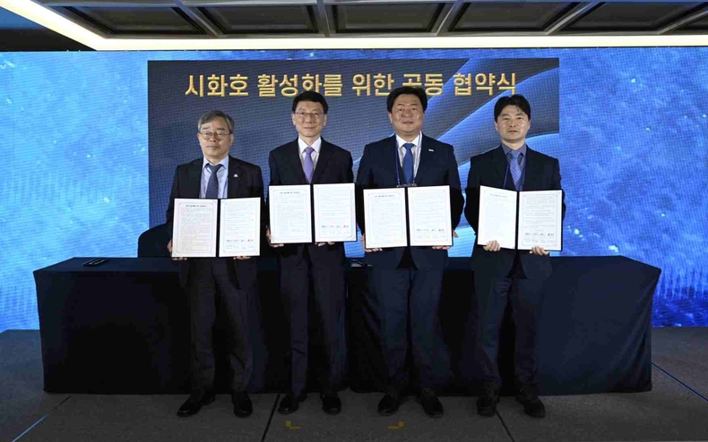 성특례시가 경기도, 안산시, 시흥시와 _시화호 활성화를 위한 공동협약_을 체결하고 기념 촬영을 하고 있다.