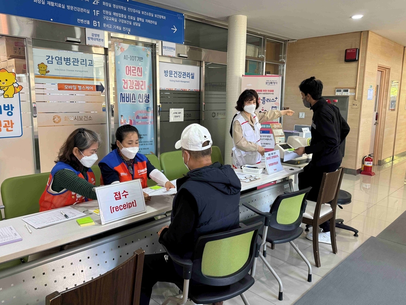 2025년 5차 외국인 무료진료 봉사활동에서 자원봉사자들이 진료 접수를 하고 있다.