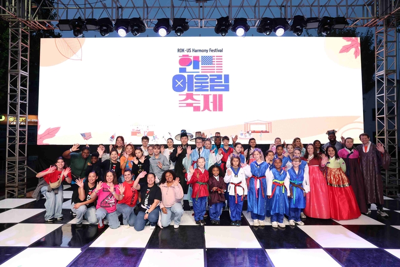 경기도와 평택시가 주최하고 평택시국제교류재단이 주관한‘2025 한미 어울림 축제’가 팽성읍 안정로 일대(캠프 험프리스 밀렛(Millett) 게이트 앞 대로)에서 성황리에 개최됐다.
