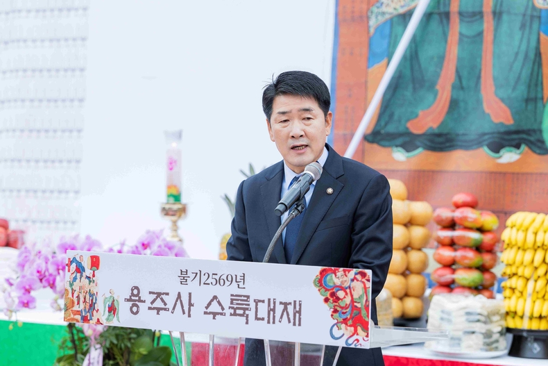 화성특례시의회가 대한불교조계종 제2교구본사 용주사 일원에서 열린 ‘용주사 수륙대재’에 참석해 국가의 안위와 국민의 안녕, 그리고 모든 영혼의 극락왕생을 함께 기원했다. 배정수 의장이 인사말을 하고 있다.
