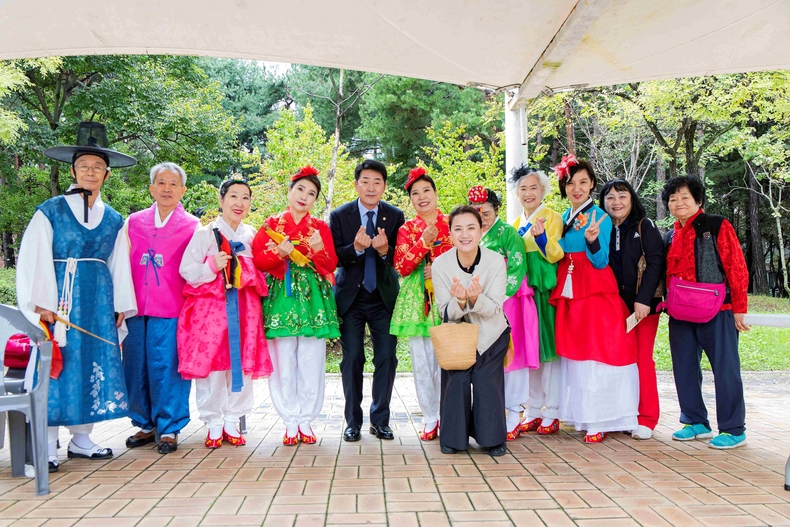 배정수 의장이 참석자와 기념사진을 찍고 있다.