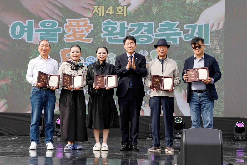 배ㅏ정수 의장이 모범시민 시상식을 하고 있다.