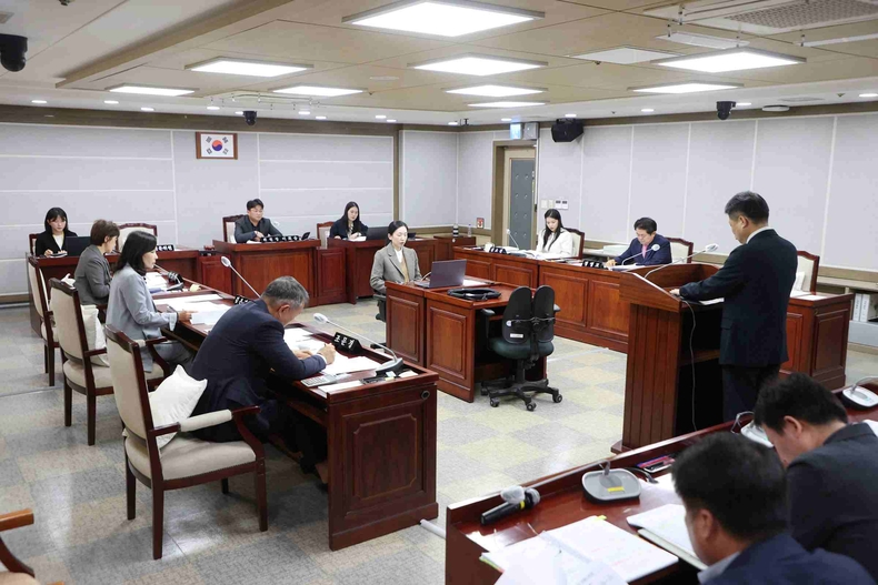 수원특례시의회 보건복지위원회가 조례안 등 19건의 안건을 심사했다.