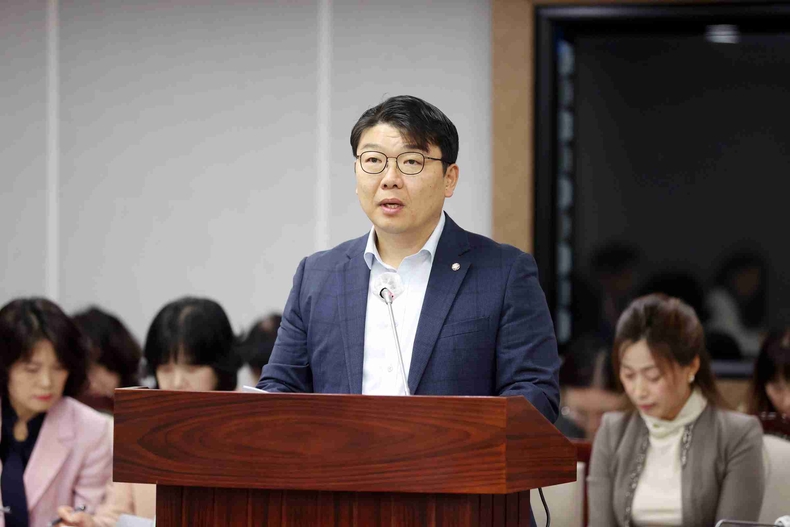 홍종철 수원특례시의회 의원이 대표발의한 ‘수원시 아빠 육아휴직 장려금 지원 조례안’이 보건복지위원회에서 수정가결됐다.