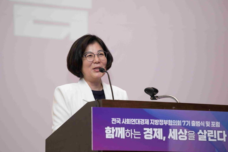 전국 사회연대경제 지방정부협의회 제7대 회장인 김보라 안성시장이 오는 26일부터 11월6일까지 프랑스 보르도와 독일 베를린을 방문해 국제무대에서 사회연대경제 분야의 외교를 실천한다.