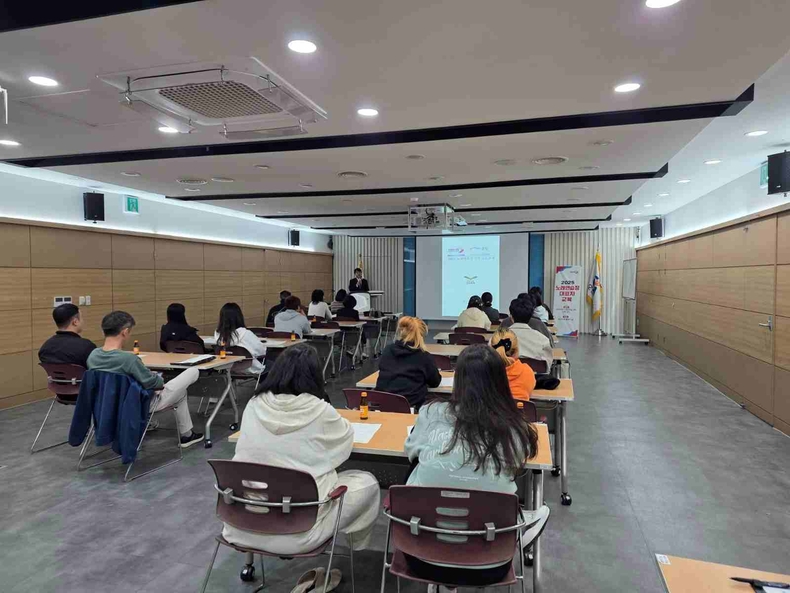 오산시가 시청 물향기실에서‘2025년 노래연습장 대표자 교육’을 실시했다.