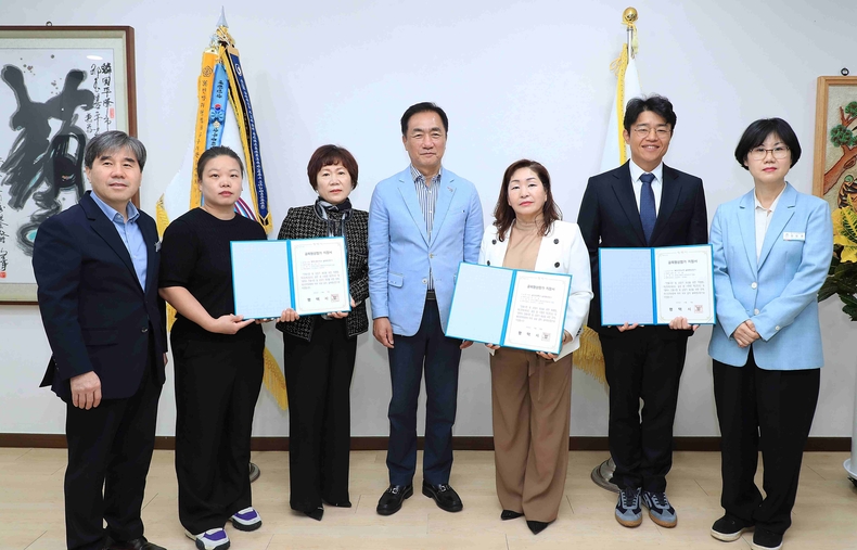 평택시가 지역 내 상권 3개소에 대한‘골목형상점가’지정 전달식을 진행했다.