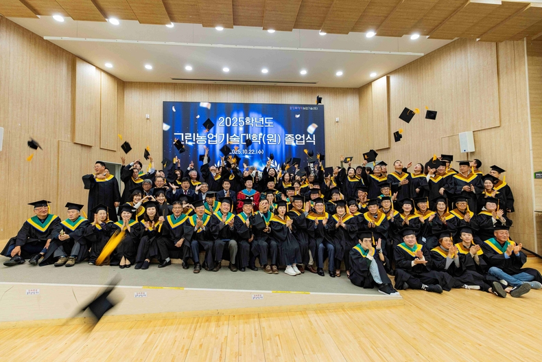 화성특례시의회가 22일 화성시농업기술센터 강당에서 열린 ‘2025학년도 화성시 그린농업기술대학(원) 졸업식’에 참석해 졸업생들의 노고를 격려하고, 지역농업의 미래를 향한 새로운 출발을 축하했다.