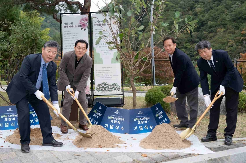 김정렬 수원시의회 부의장(왼쪽부터), 이재준 수원시장, 박현국 봉화군수, 금동윤 봉화군의회 부의장이 기념식수를 하고 있다.