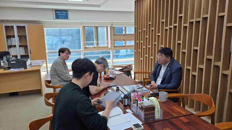 김진명 경기도의회 여성가족평생교육위원회 의원이 경기북부청사에서 철도정책과와 하천과 관계자들과 각각 정담회를 열고, 성남시 지역 내 주요 현안인 ‘월판선(월곶~판교선) 복선전철 사업’과 ‘운중천 지방하천정비사업’의 추진 현황을 점검하며 주민 불편 해소 방안을 논의했다.