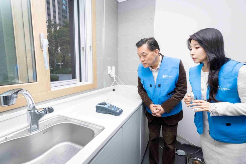 이재준 시장과 수원시 수돗물 홍보대사인 리포터 이단비씨가 탁도계로 수돗물 탁도를 측정하고 있다.