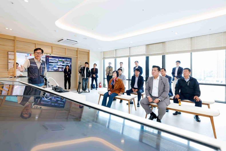 화성특례시의회 도시건설위원회가 화성동탄중앙도서관과 경부직선화 상부공원을 방문하여 현장 점검을 실시했다.