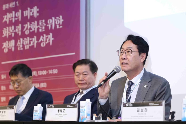 정명근 화성특례시장이 제16회 아시아 미래포럼에서 지역화폐를 중심으로 한 지역 순환 경제 시스템에 대해 설명하고 있다.