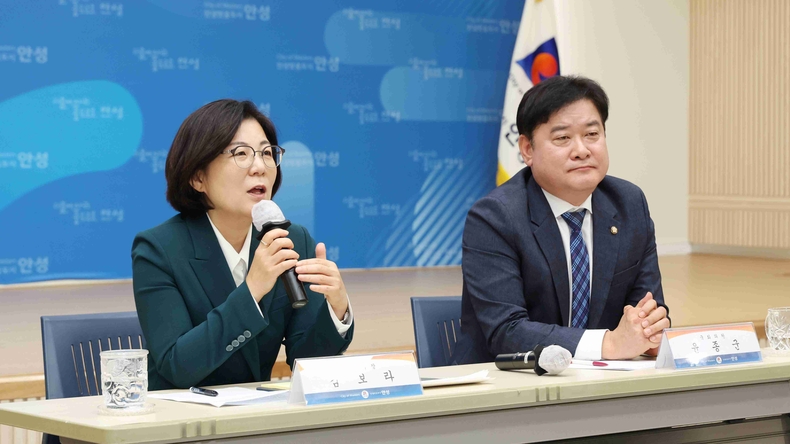 김보라 안성시장이 ‘화성-안성 고속도로’민자 적격성 통과와 관련해 언론브리핑을 하고 있다.