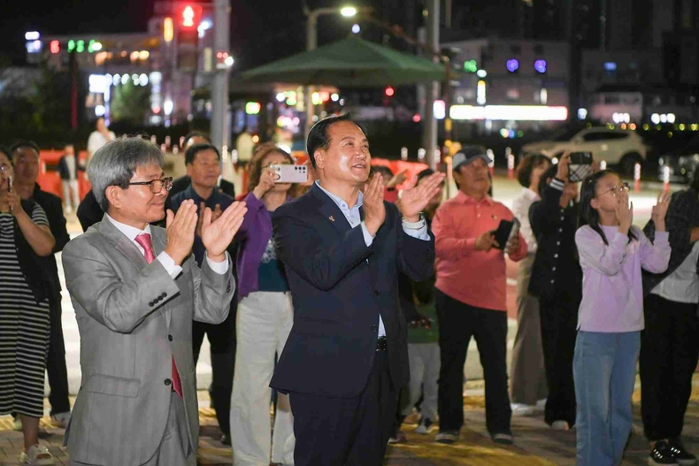 이권재 오산시장이 10월16일 신동아2차아파트 점등식에 참석한 모습.