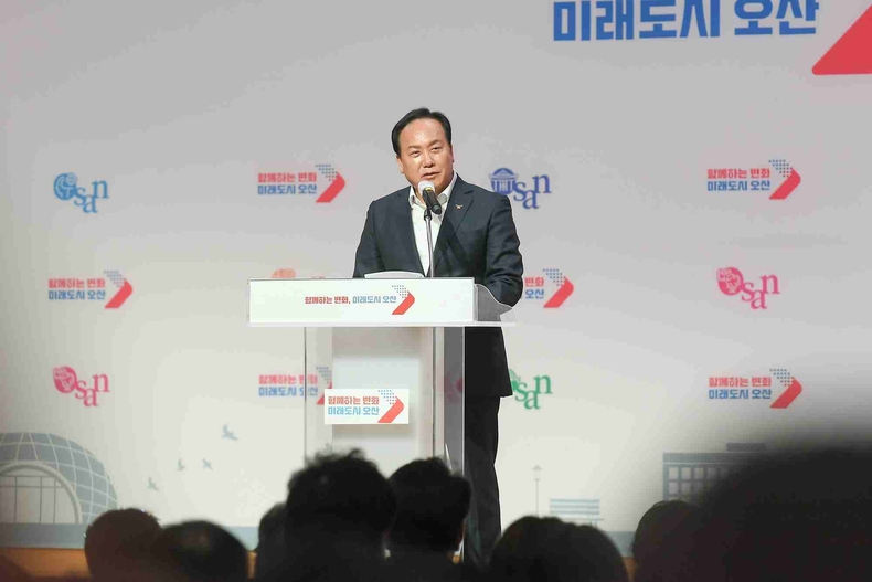 이권재 오산시장이 9월30일 돌봄통합지원법 시행준비 토론회에서 축사하는 모습.