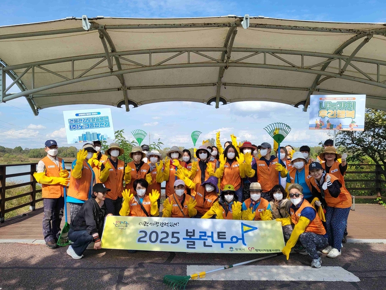 평택시자원봉사센터가 자원봉사자들과 함께 팽성 홍학사 비각과 객사에서 문화해설 탐방을 진행하고, 내리문화공원 일대에서 유해식물(가시박, 환삼덩굴) 제거 봉사활동을 실시했다.