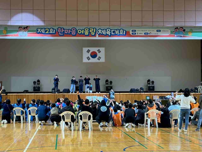 평택시장애인직업재활시설협회가 이충문화체육센터 실내체육관에서 평택 관내 장애인직업재활시설 이용인과 종사자, 자원봉사자 등 250여 명이 함께한 ‘2025년 제2회 어울림 체육대회’를 성황리에 개최했다.